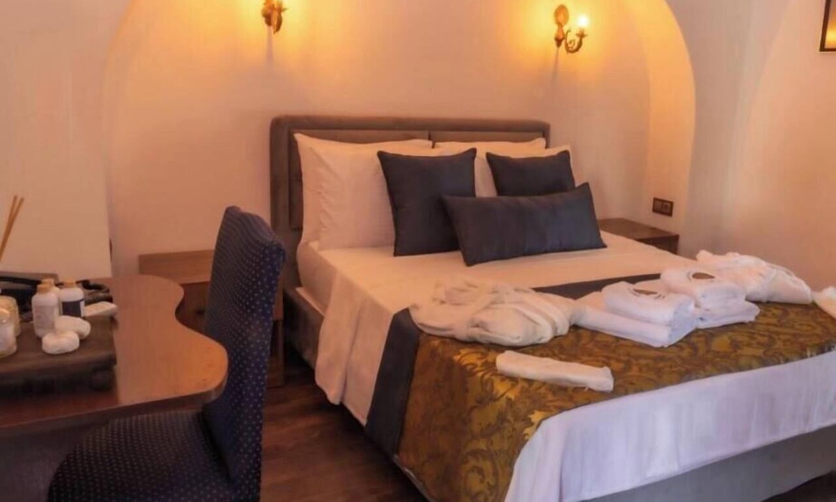 Cesme Hotel | Çeşme Merkezde Marina Karşısı Tarihi Kervansaray Antique Hotel