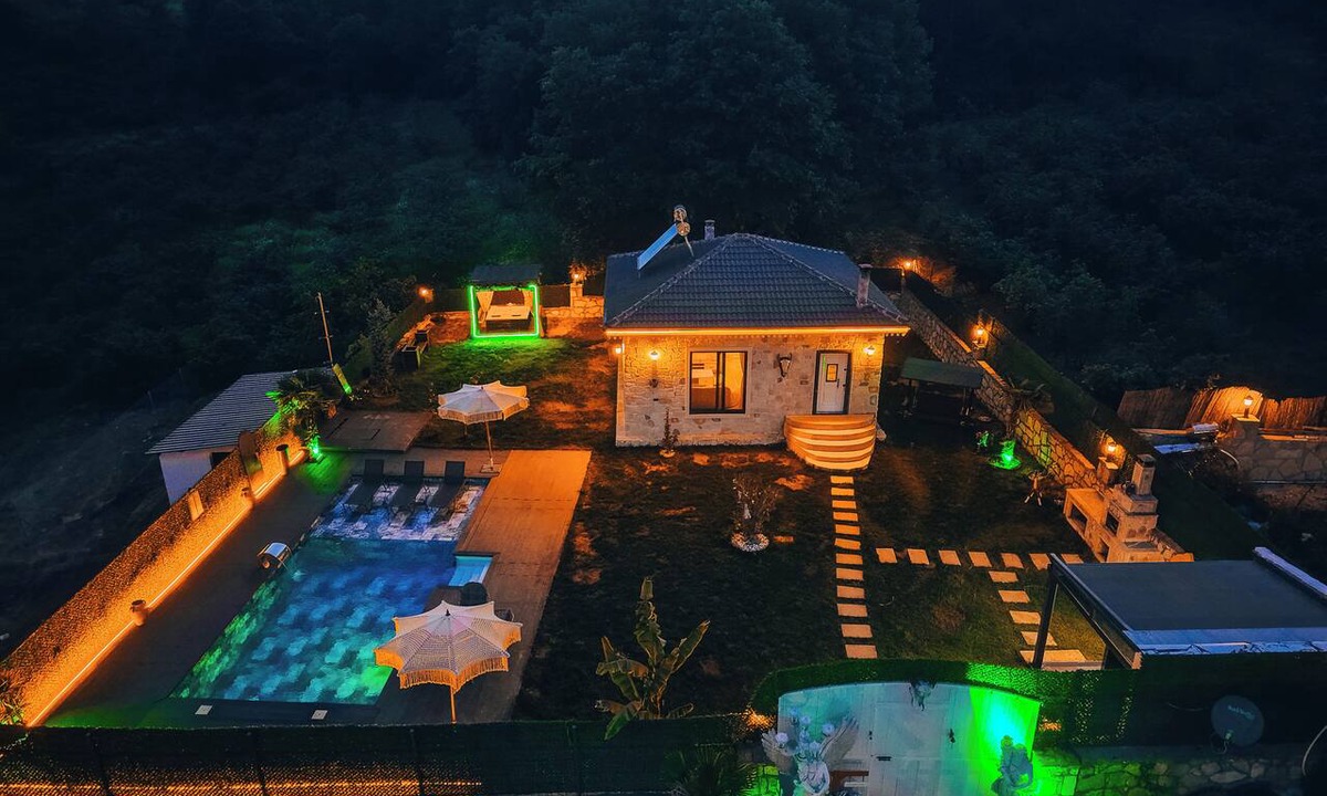 Kandira Villa | 2+1 Meda Suite Sıcak Havuzlu Muhafazakar Taş Ev