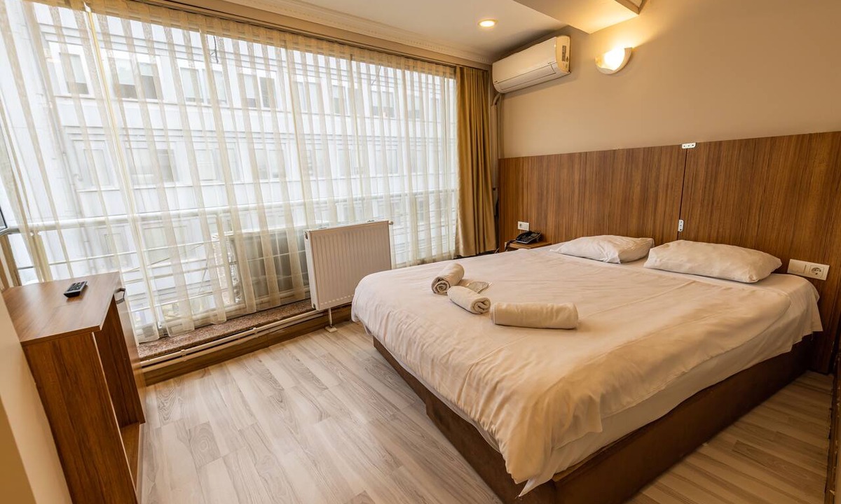 Sirinevler Mahallesi House | Blue Suit