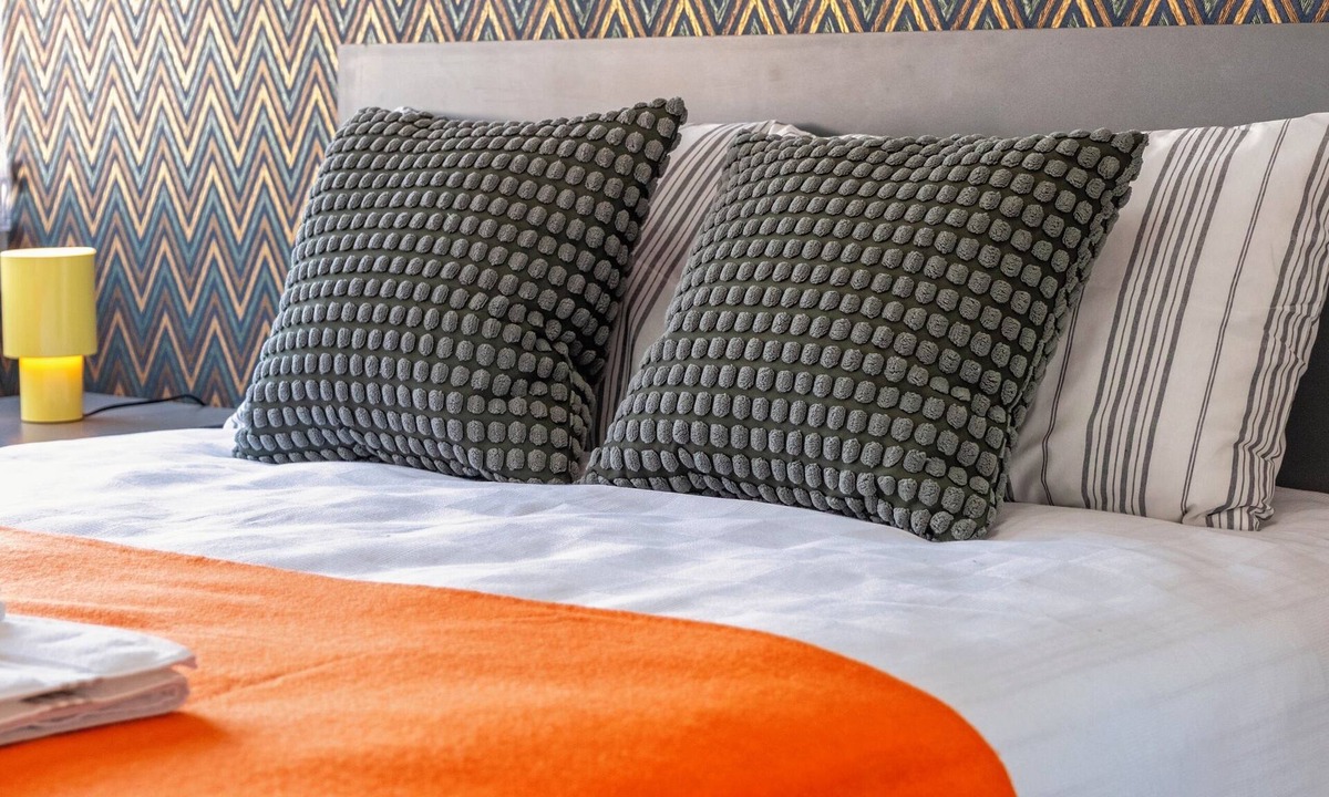 Kaleici Apartment | Bright 2BR Flat Near Hadrian’s Gate with AC
