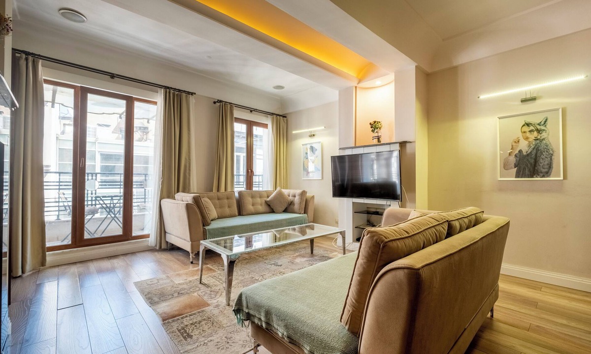 Kabatas Apartment | Central 3-bedroom apartment with AC and elevator in Istanbul
