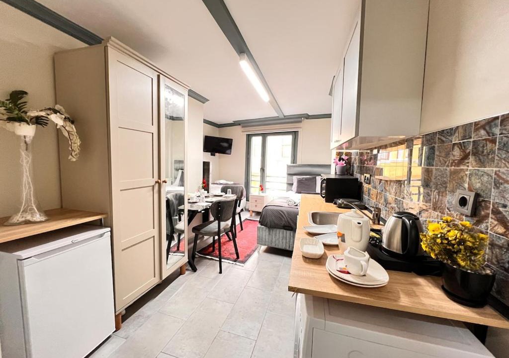 Kumkapi Apartment | Central Comfort Bright Studio