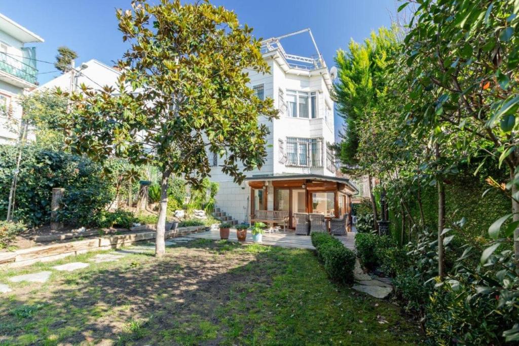 Cengelkoy Mahallesi Villa | Charming 3Bed Villa Private Garden & Terrace! #381