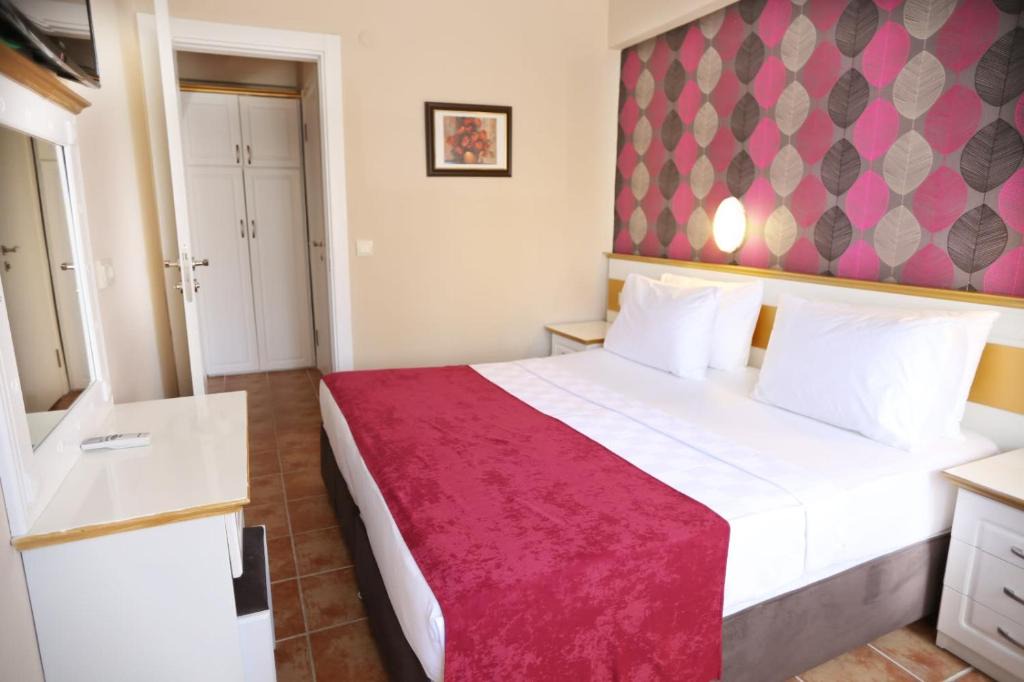 Marmaris Apartment | Comfortable Family Room with Balcony with Access to Private Beach in Marmaris
