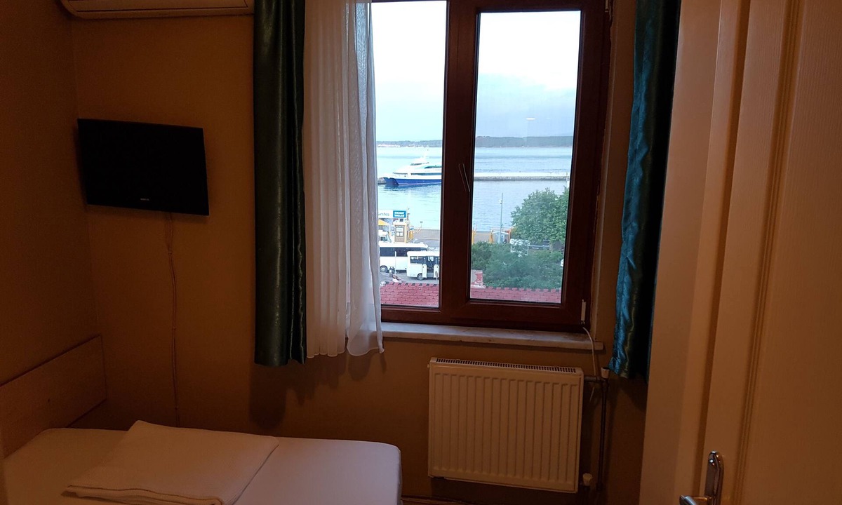 Eceabat Hotel | Crowded House