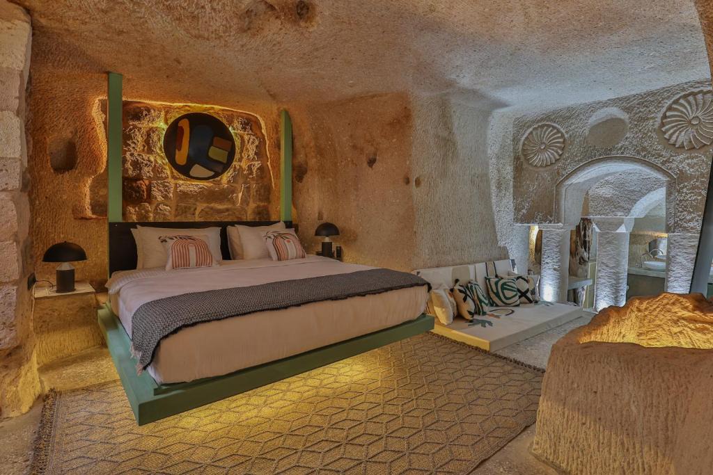 Ayvali Bed & Breakfast | Eka Cave Maison -Piscines troglodytes noires- Famille Franco-Turque