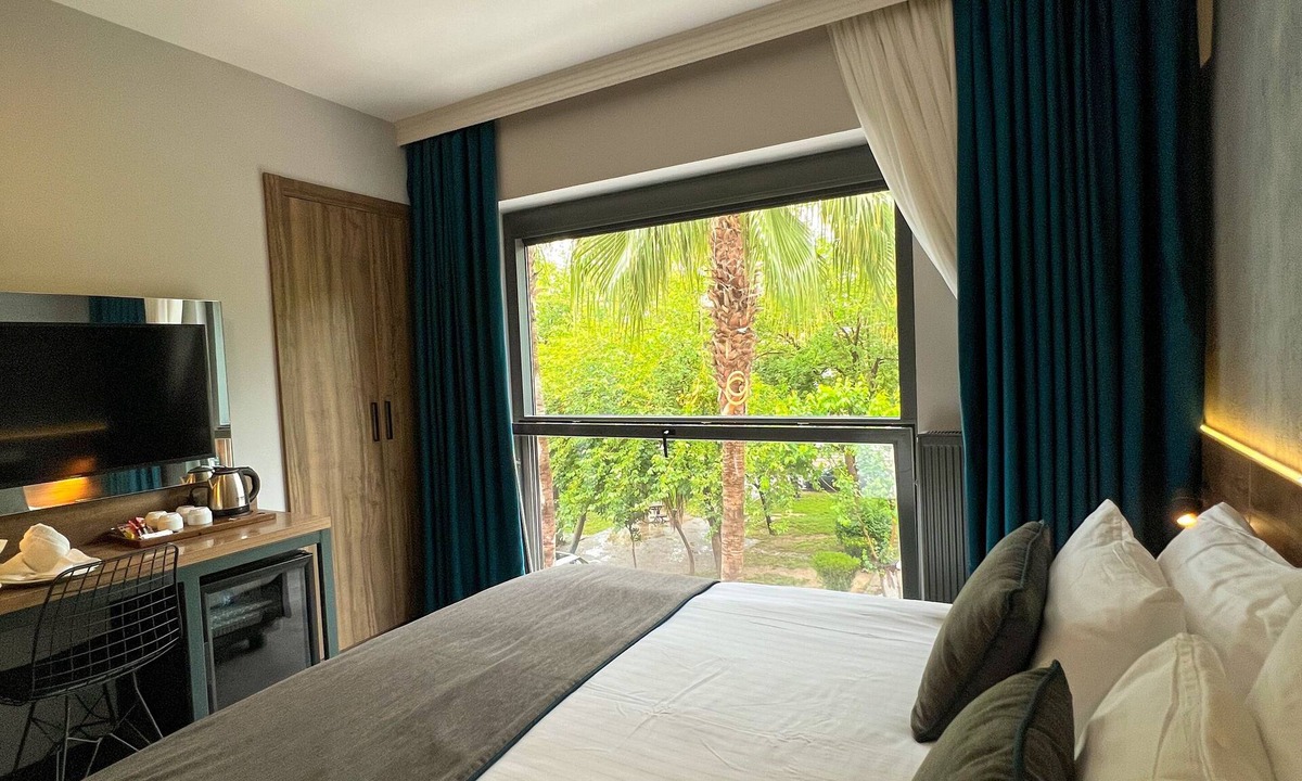 Eski Lara Hotel | Falcon 1511