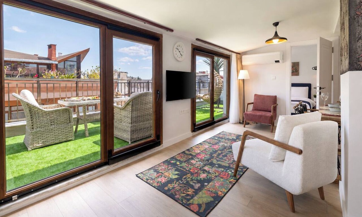 Cihangir Apartment | Huge Balcony Taksim Rooftop Apt At Monnas Suite