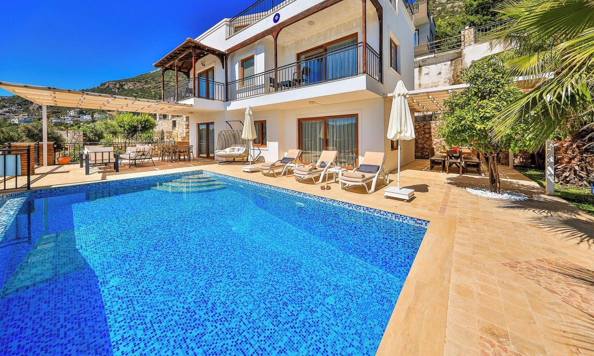 Kalkan Villa | Kalkan Merkezde sırtını yeşil doğaya dayamış Villa Değerli.