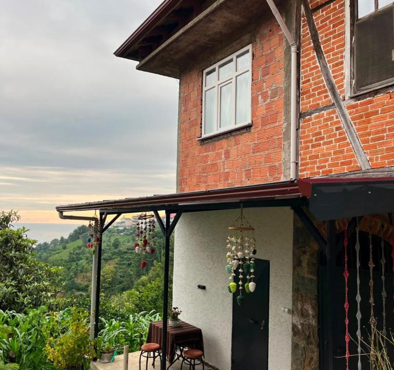 Ardesen Apartment | Lori Hostel - The House Where Green and Blue Meet