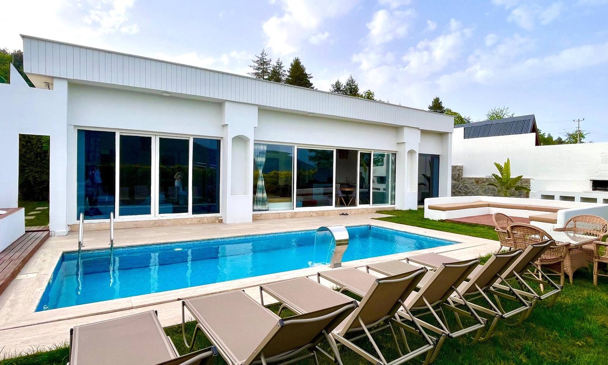 Sapanca Villa | Memnuniye 2+1 Heating Pool-Conservative-Fireplace-Jacuzzi 6 Person Holiday Villa