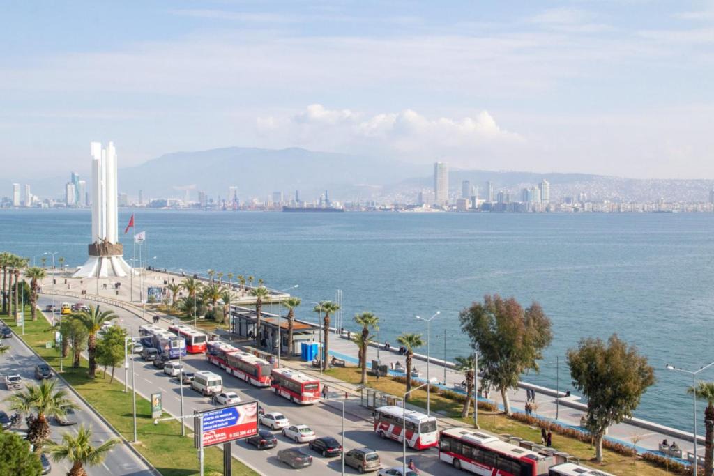 Bostanlı Mahallesi Apartment | Peaceful Retreat with Beautiful Sea Views