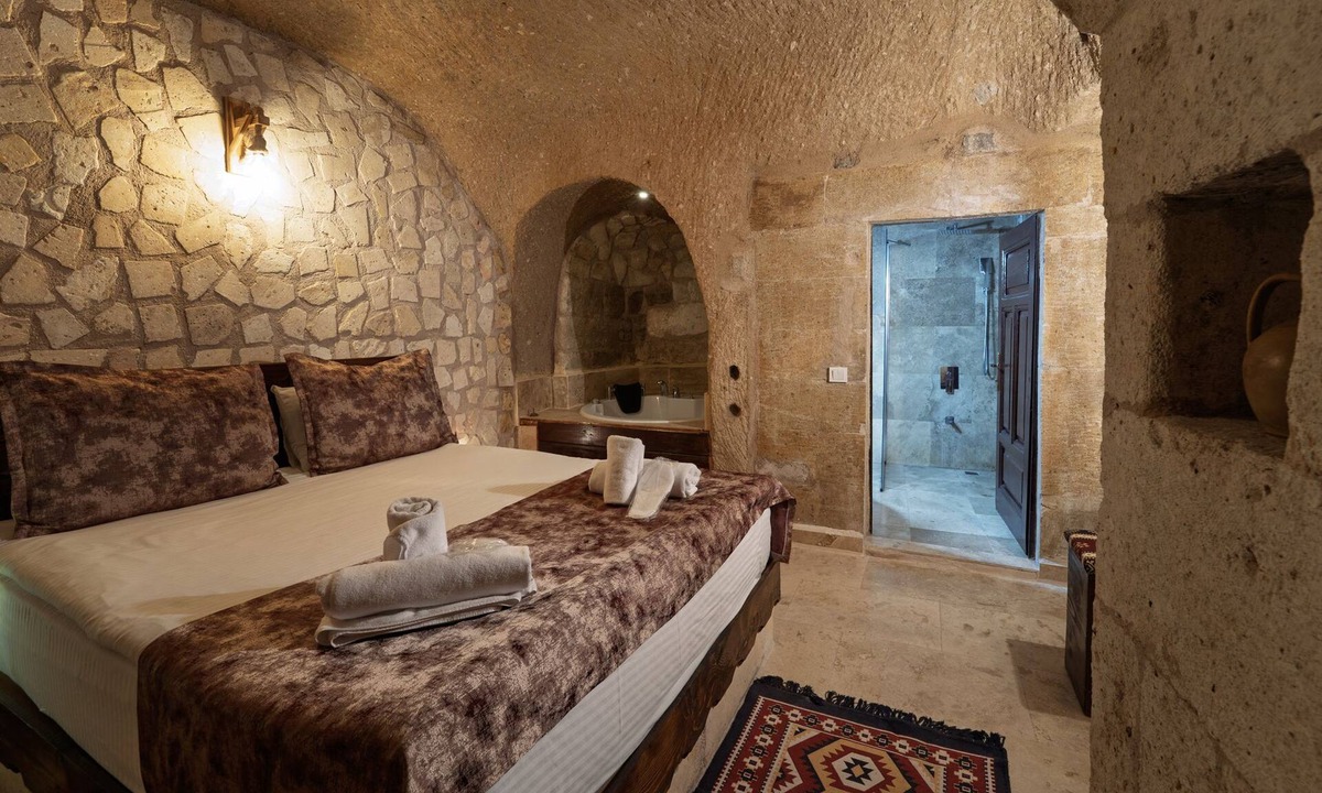 Uchisar Bed & Breakfast | Romantic Cave Room with Jacuzzi, Terrace & Balloon View