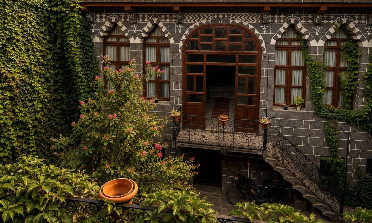 Sur Hostel | Taş Avlu Konaklama