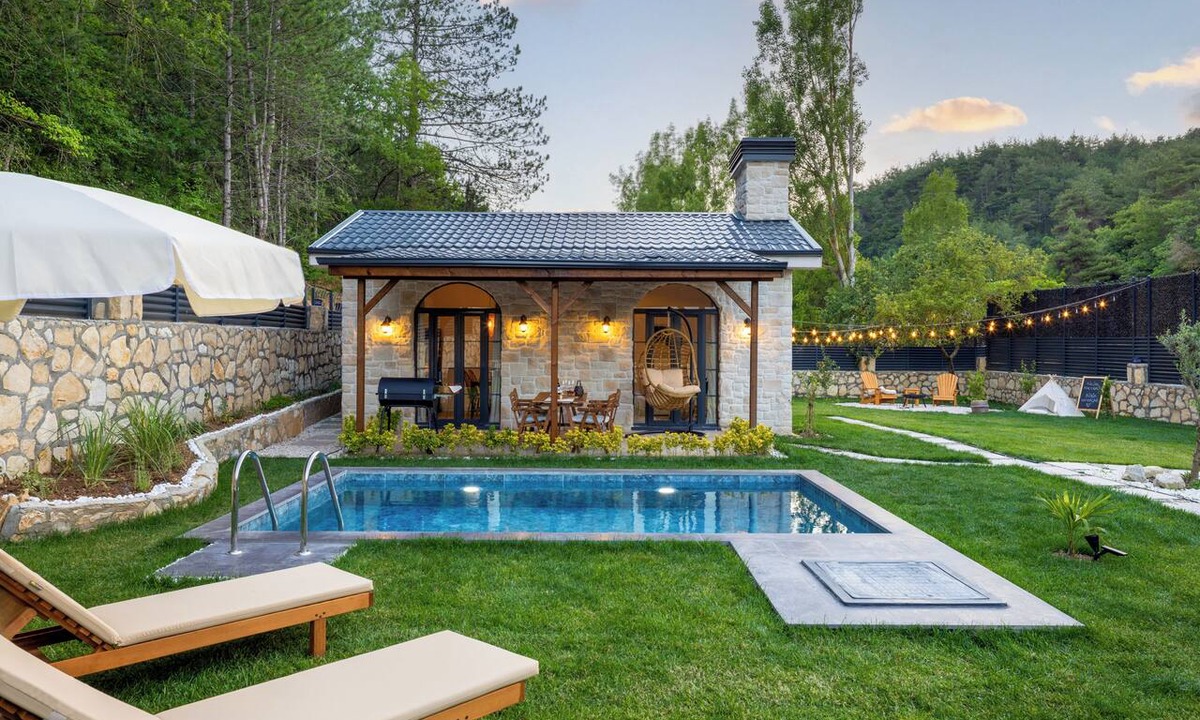 Geyve House | The Boho Geyve | Isıtmalı Havuzlu & Şömineli Tatil Evi