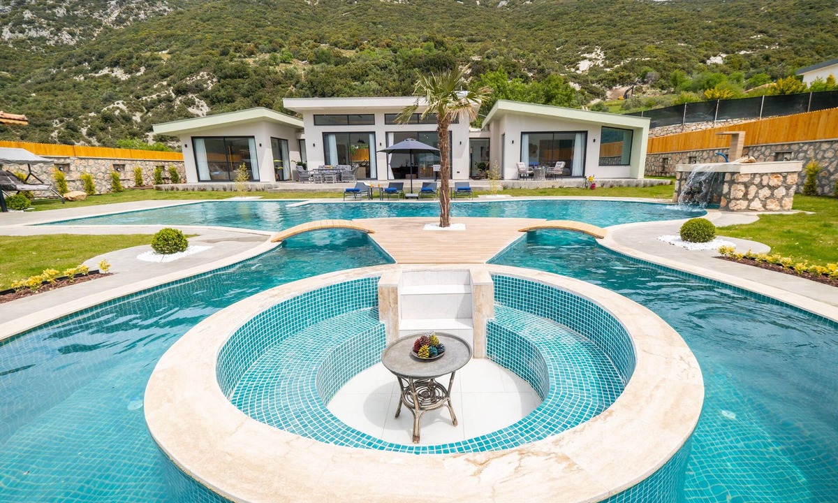 Sarıbelen Villa | Wonderful Villa With Huge Pool