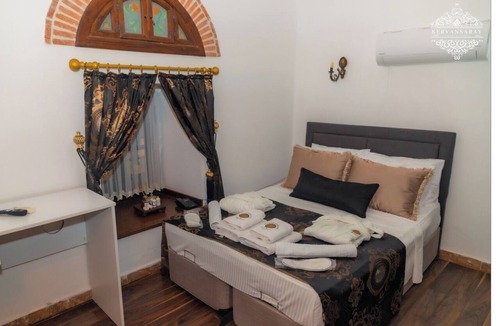 Cesme Hotel | Çeşme Merkezde Marina Karşısı Tarihi Kervansaray Antique Hotel