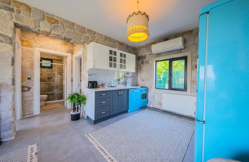 Kandira Villa | 2+1 Meda Suite Sıcak Havuzlu Muhafazakar Taş Ev