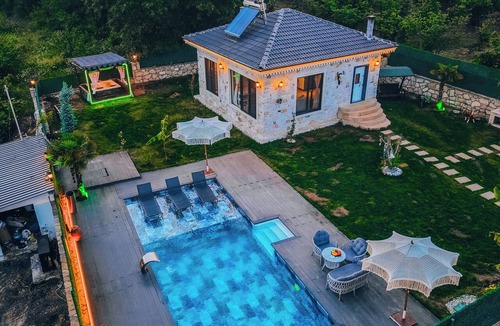 Kandira Villa | 2+1 Meda Suite Sıcak Havuzlu Muhafazakar Taş Ev