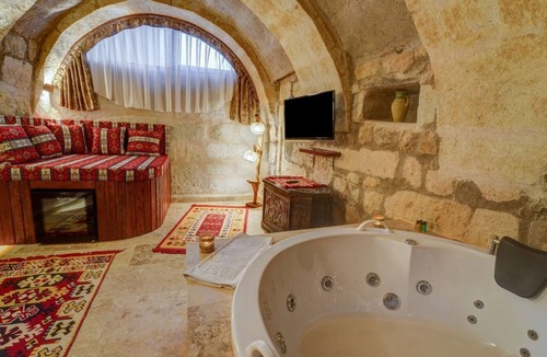 Uchisar Hotel | Balloon View Terrace in Cappadocia Jacuzzi Cave Rooms Unique Day & Night