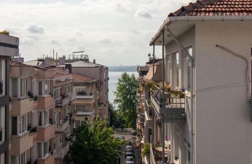 Moda Apartment | Bright Vibrant 3BR Haven near Sea and Prime Locale