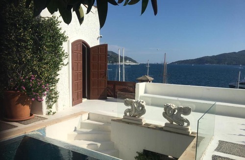 Marmaris City Center Apartment | Castle81homes White , Sea view house