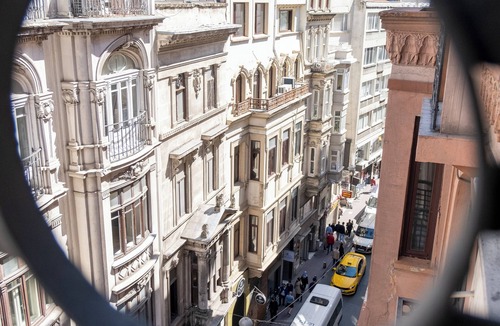 Kabatas Apartment | Central 3-bedroom apartment with AC and elevator in Istanbul