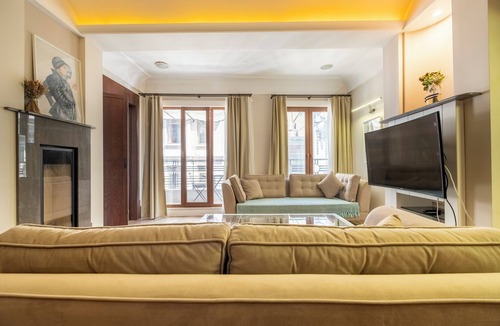 Kabatas Apartment | Central 3-bedroom apartment with AC and elevator in Istanbul