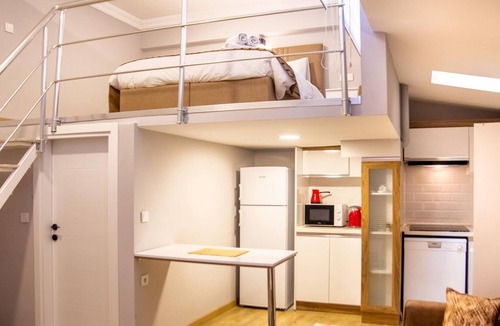 Kahramanlar Mahallesi Apartment | Centrally Located Fully Furnished Flat in Konak