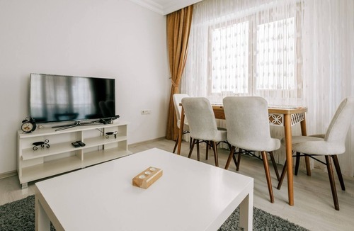 Atasehir Apartment | Charming Retreat with Stunning Views Atasehir