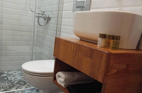 Konak Apartment | Charming Room in Historic Konak, Turkey - Family-Friendly Retreat