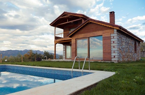 Orhangazi Apartment | Charming Stone House with Private Pool and Nature View in Iznik, Bursa