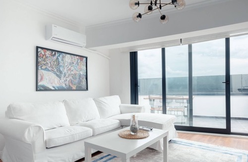 Fatih Apartment | Chic Flat w Terrace, Jacuzzi 15 min to Blue Mosque