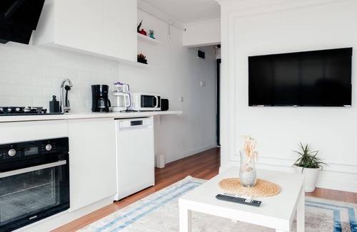 Fatih Apartment | Chic Flat w Terrace, Jacuzzi 15 min to Blue Mosque