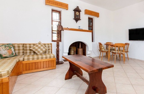 Bodrum City Center Apartment | Chic Villa w Fireplace, BBQ 5 min to Beach