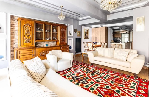 Uskudar Apartment | Classic Flat w Balcony 7 min to Capitol Mall
