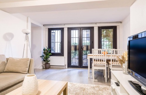 Kabatas Apartment | Convenient Flat w Garden 10 min to Galataport