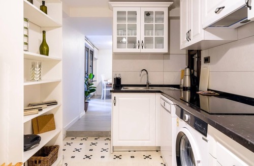 Kabatas Apartment | Convenient Flat w Garden 10 min to Galataport