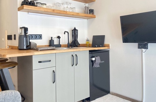 Cihangir Apartment | Cozy Flat w French Balcony 5 min to Istiklal Ave
