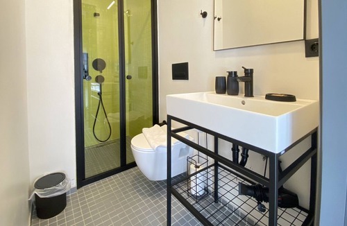 Cihangir Apartment | Cozy Flat w French Balcony 5 min to Istiklal Ave