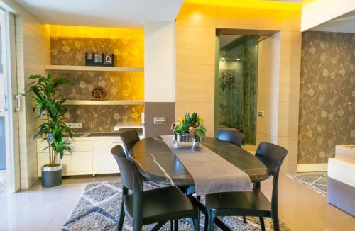 Antalya City Centre Apartment | Downtown Oasis - Spacious Modern 3-BR Flat near Beachpark