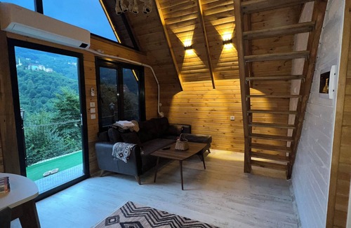Yomra Cottage | Hidden Garden Bungalow