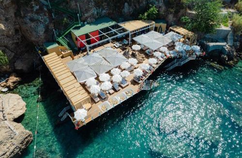 Eski Lara Hotel | Lucky Monkey Hotel