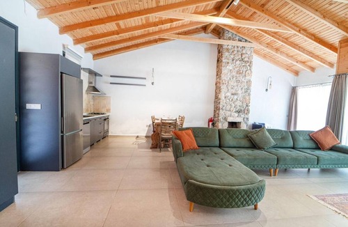 Keciler House | Luxury 2-bedroom bungalow with pool and jacuzzi in Kayaköy
