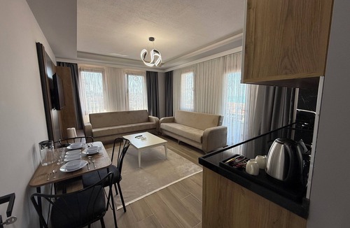 Surmene House | Modern 1+1 Daire - Otel konforunda eşyalı ve mutfaklı geniş alanlı daire