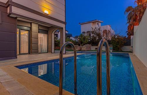Kadriye Villa | NEAR BY THE LAND OF LEGENDs , PRİVATE POOL WİTH JAKUZZİ VİLLA MOON