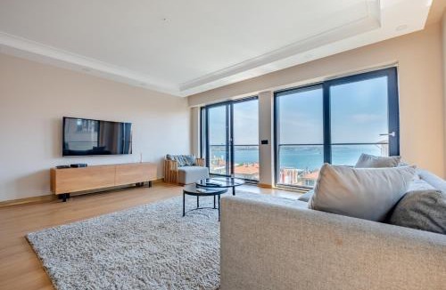 Kabatas Apartment | One-Bedroom Family Suite in Managed Aparthotel - Bosphorus View in Central Location
