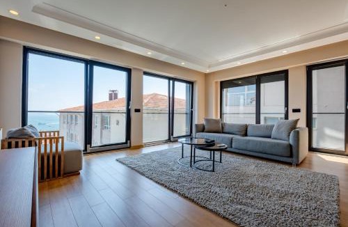 Kabatas Apartment | One-Bedroom Family Suite in Managed Aparthotel - Bosphorus View in Central Location