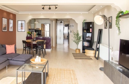 Karsiyaka Apartment | Peaceful Retreat with Beautiful Sea Views