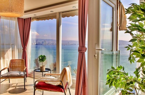 Bostanlı Mahallesi Apartment | Peaceful Retreat with Beautiful Sea Views
